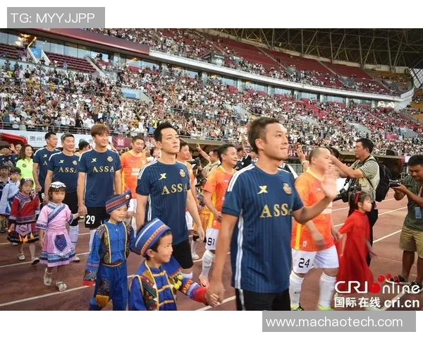 足球明星赛后排队合影瞬间展现友谊与竞技精神的完美结合